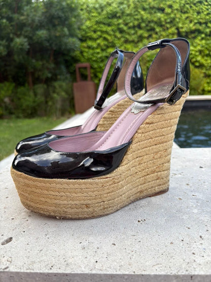RED VALENTINO. Cuña esparto charol en negro. T 38