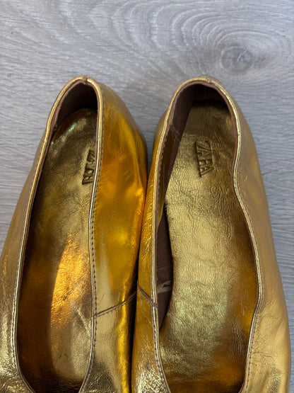 ZARA. Flat gold ballet flats, size 38