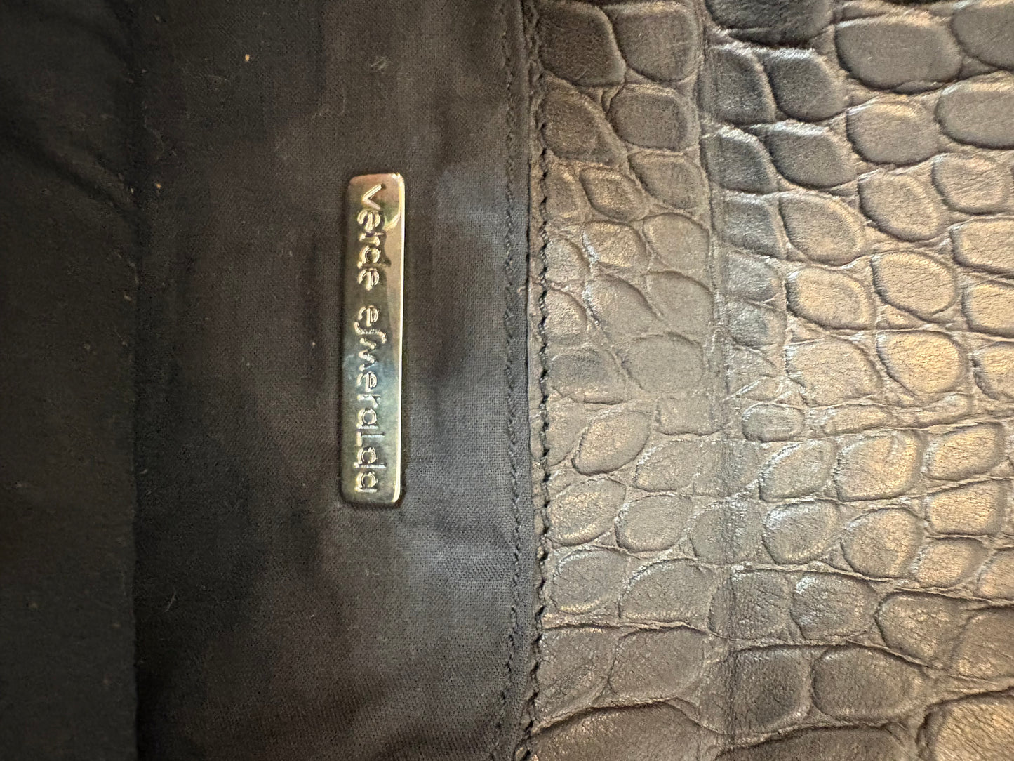 VERDE ESMERALDA . Cartera de mano negra troquelada