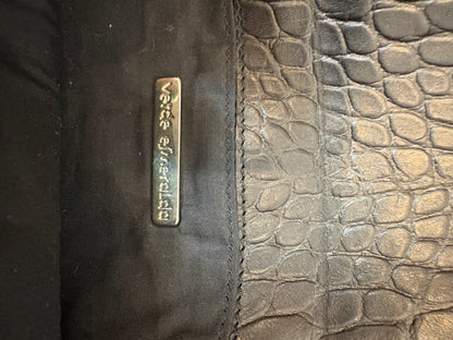 VERDE ESMERALDA . Cartera de mano negra troquelada