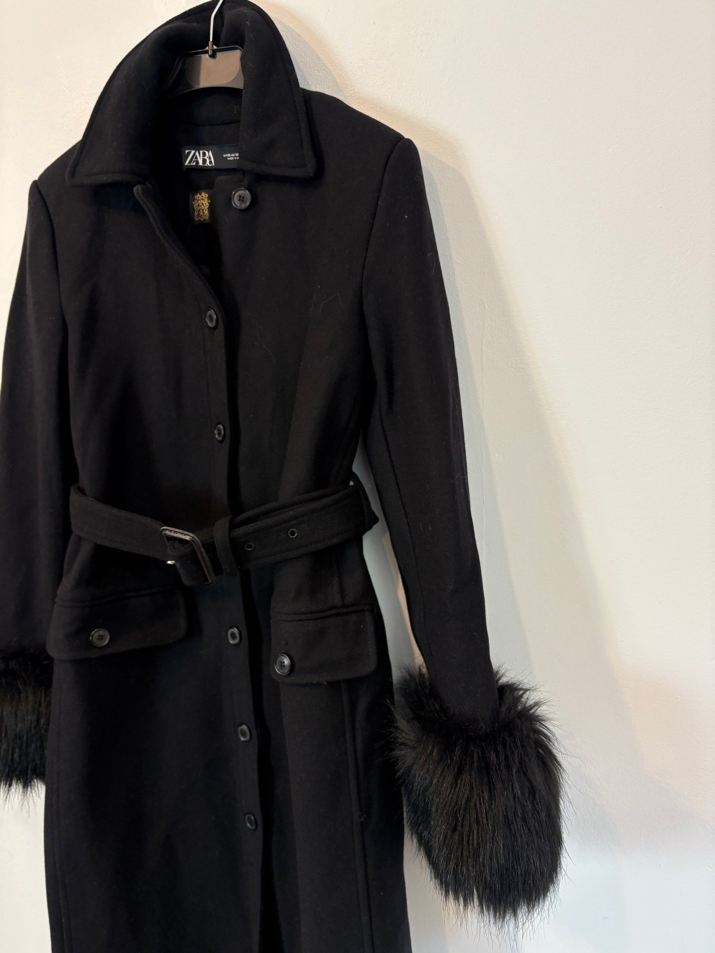 ZARA. Abrigo largo lana detalle puños