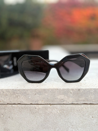 PRADA. Gafas de sol negras