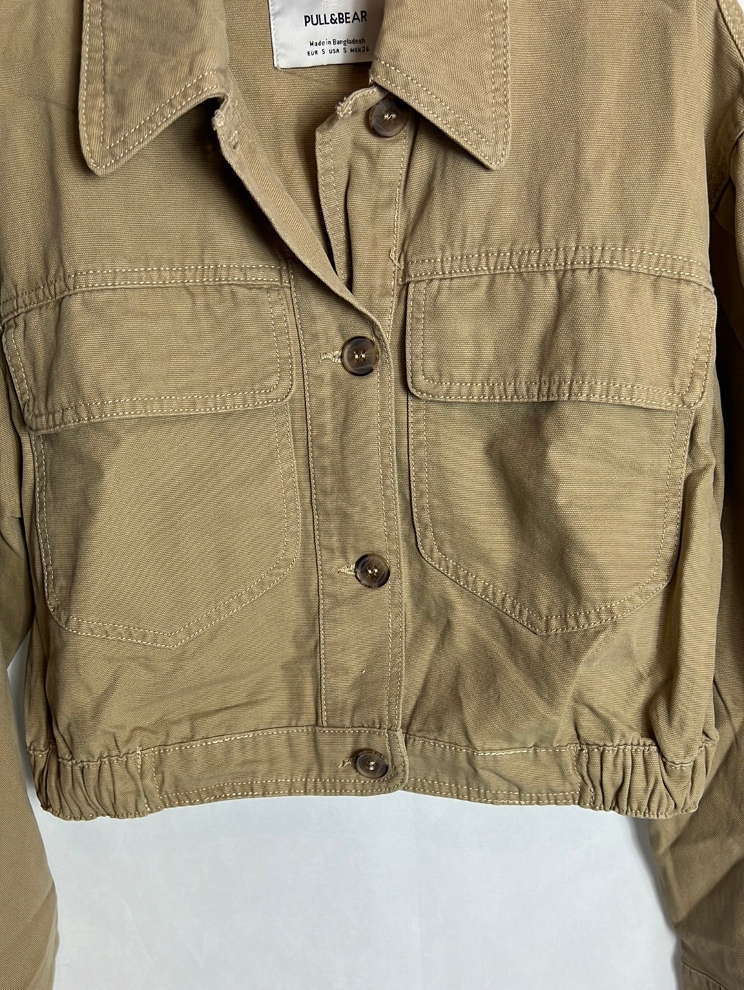 PULL&BEA. Cazadora cropped beige. T S