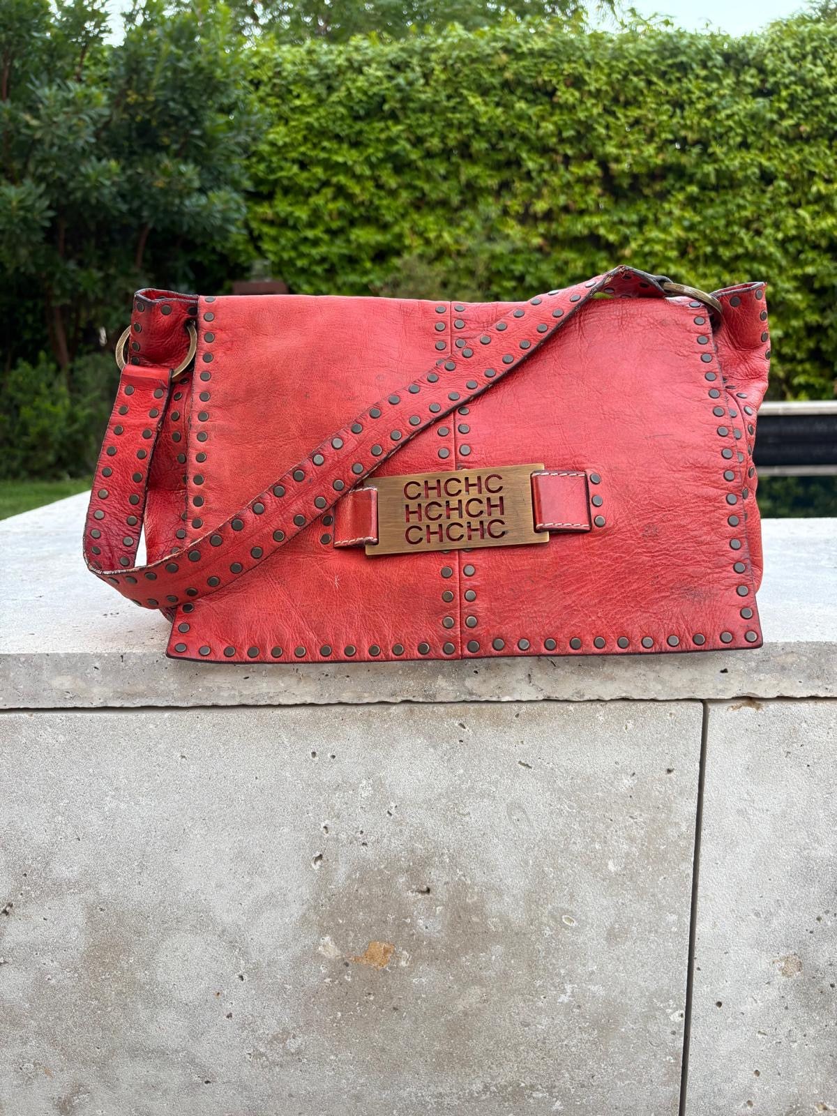 CAROLINA HERRERA. Bolos de hombro rojo tachuelas vintage