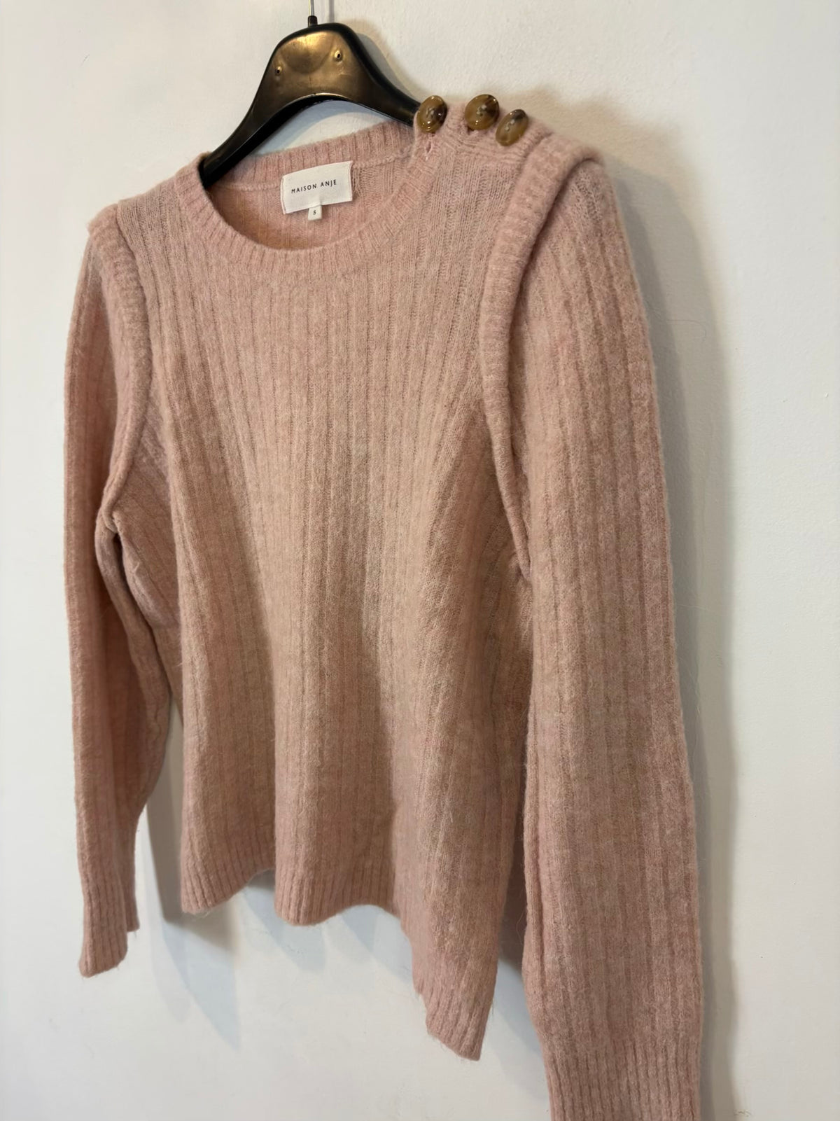MAISON ANJE. Jersey rosa claro detalle hombros