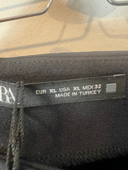 ZARA. Falda corta detalle pedrería flecos. T XL