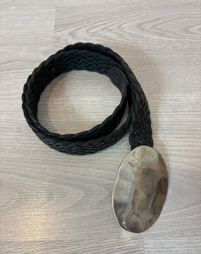 OTRAS. Cinturón negro piel trenzada