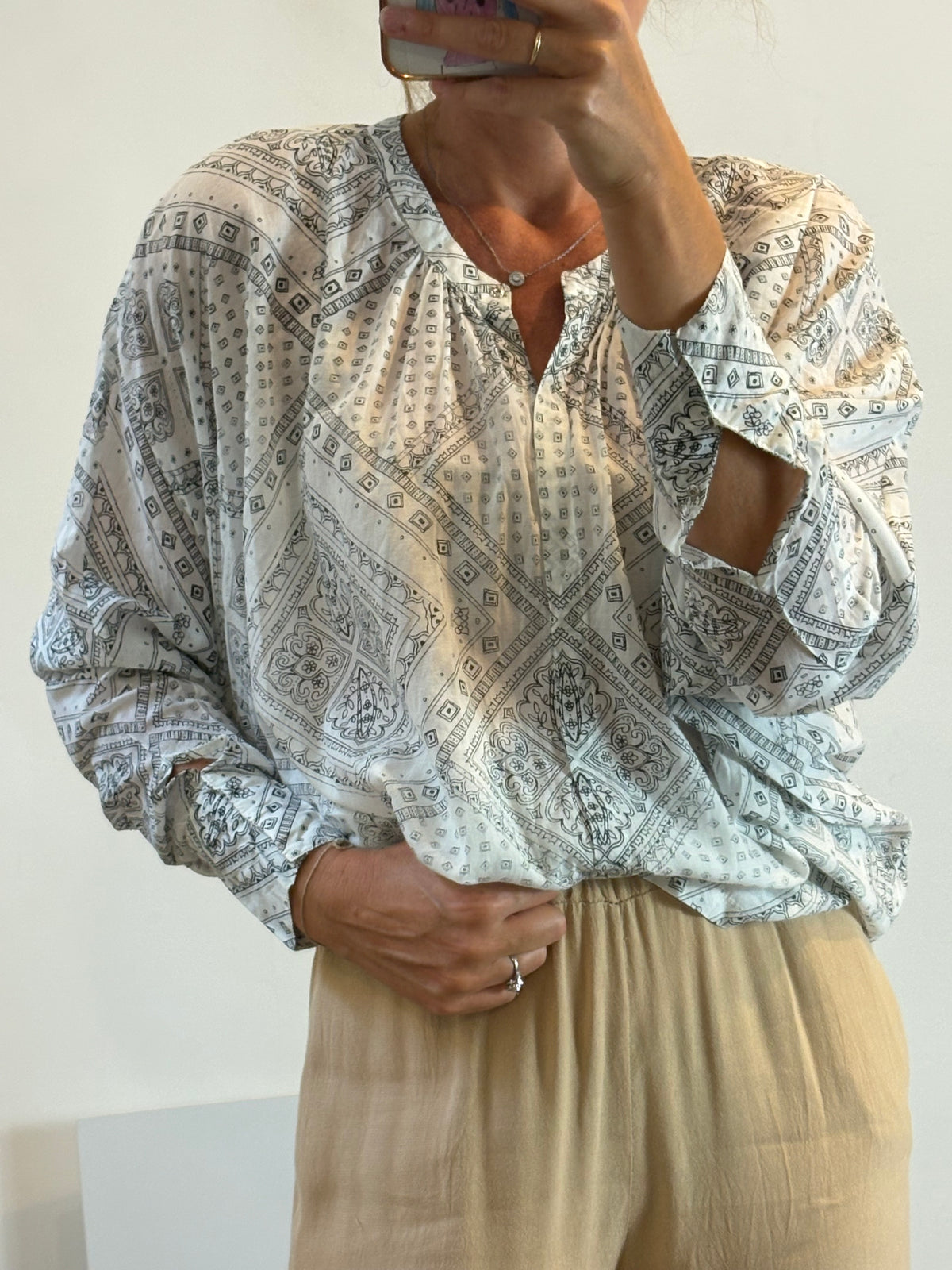 MAGALI PASCAL. Blusa blanca oversized blanca estampada