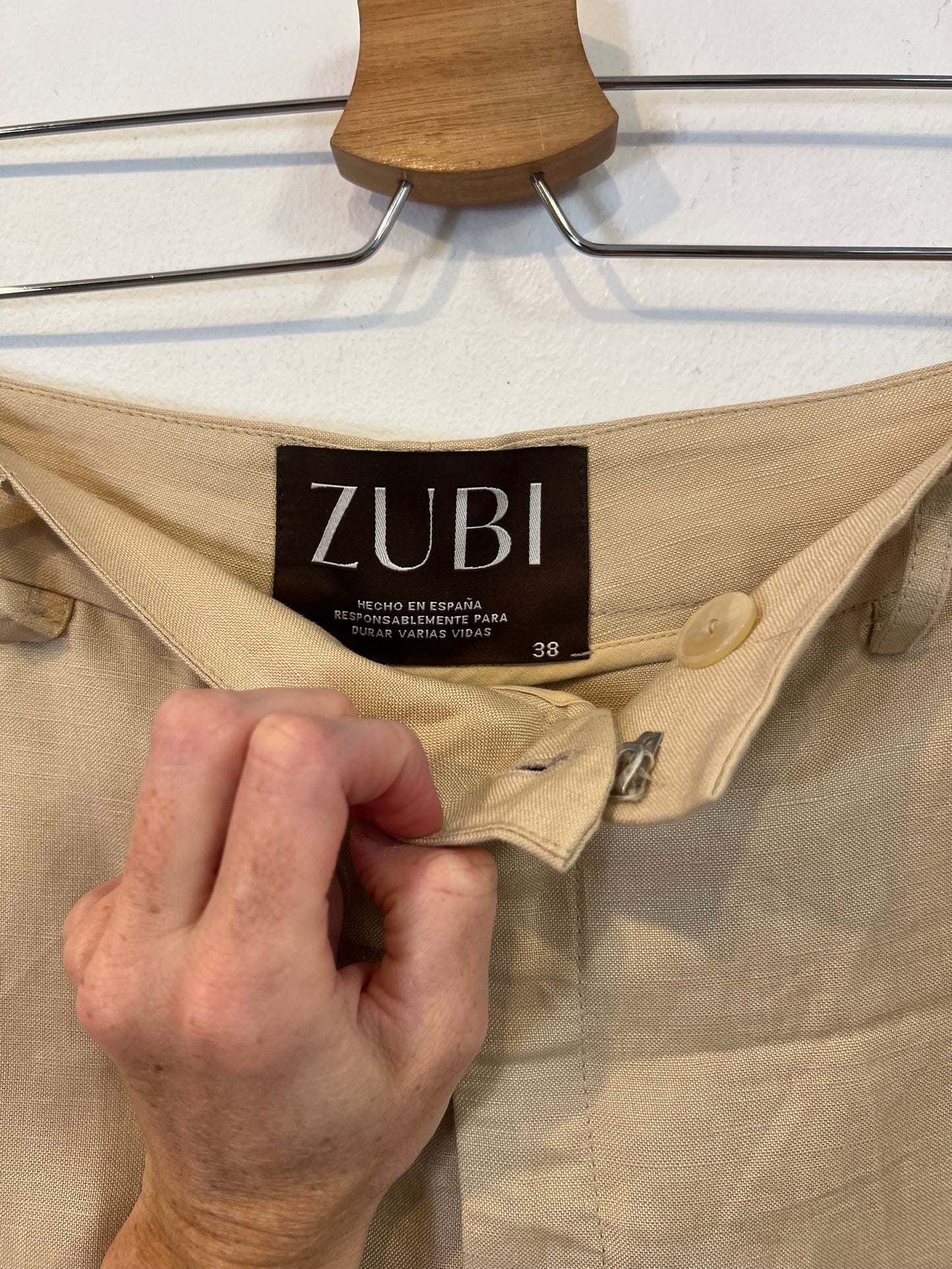 ZUBI. Pantalón fluido beige T.38