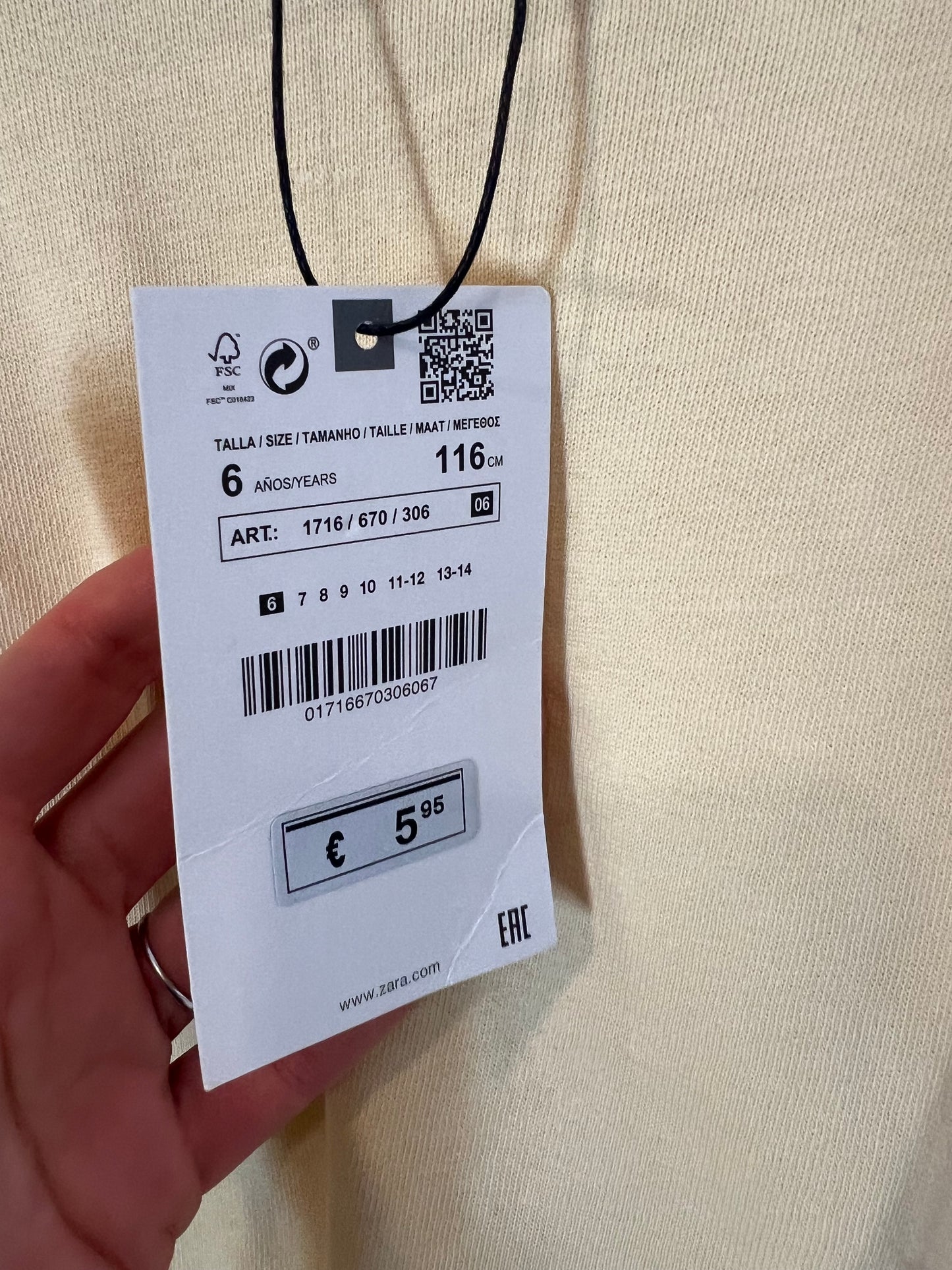 ZARA. Camiseta tono pastel letras. T 6 años