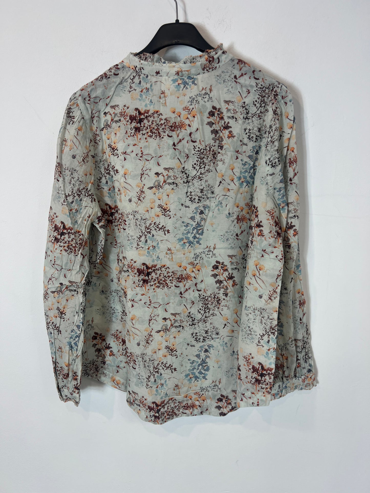 INDI &amp; COLD. Flowy floral blouse with ruffled collar. TM
