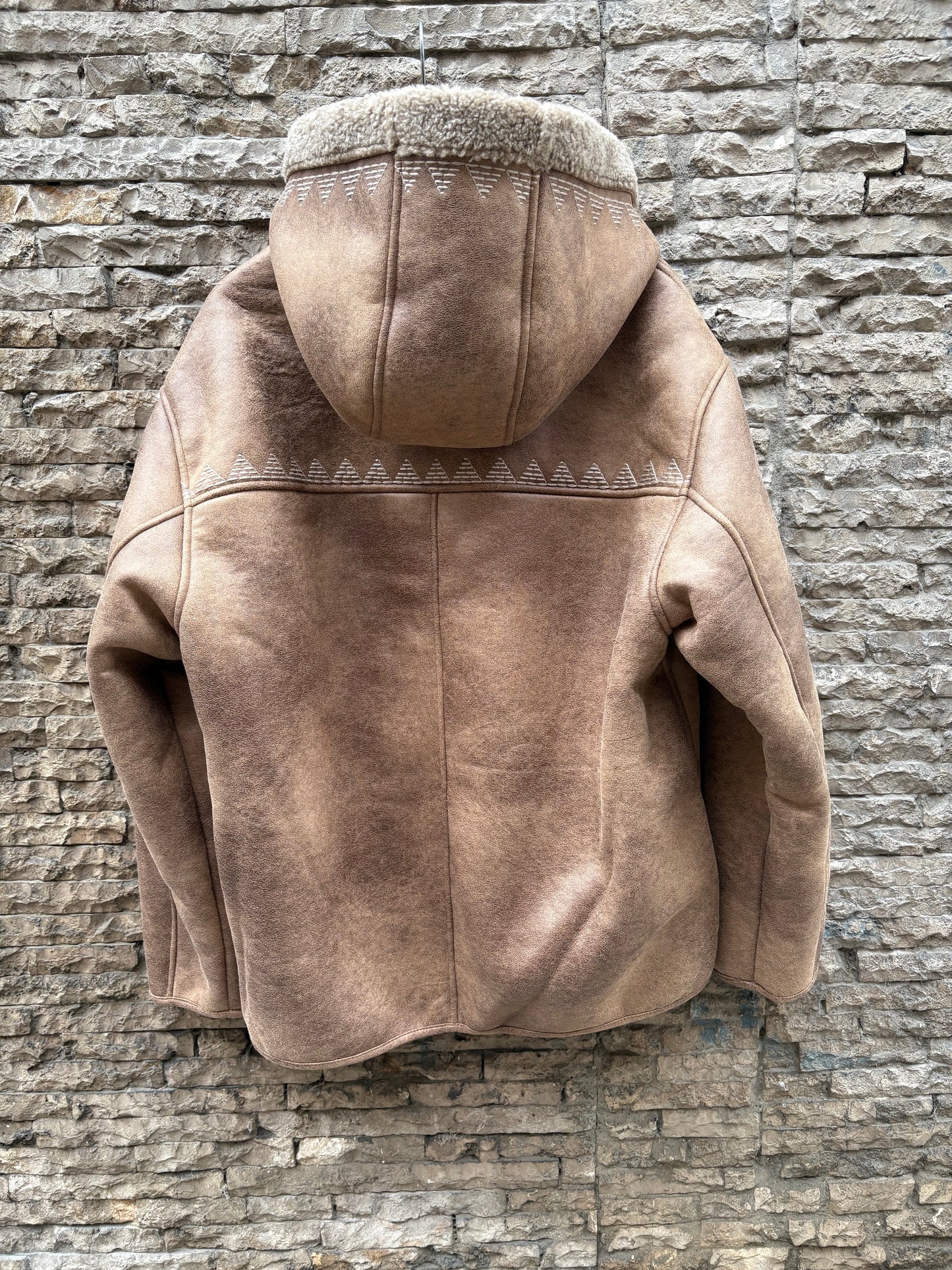 INTROPIA. Abrigo doble faz bordados