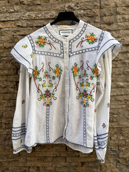 BERENICE. Blusa blanca bordados