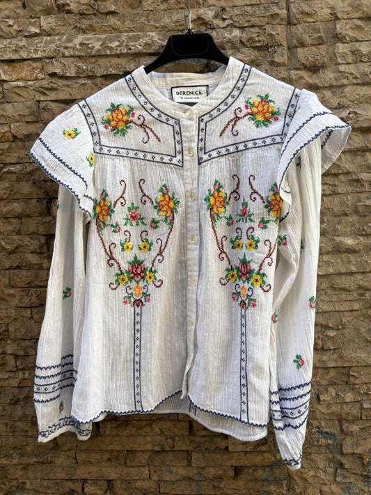 BERENICE. Blusa blanca bordados