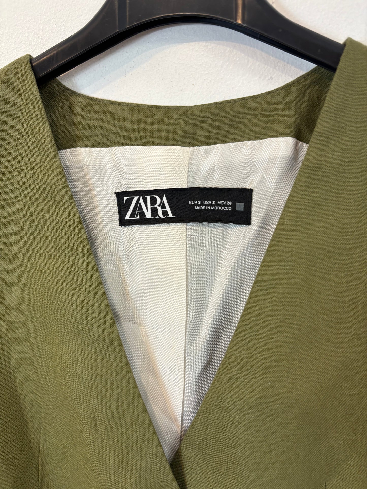 ZARA. Conjunto bermuda y chaleco verde mezcla