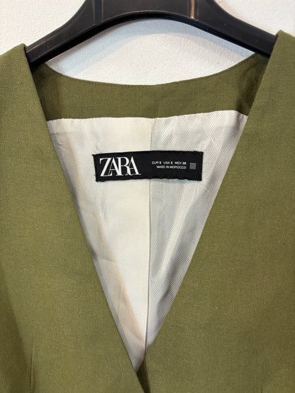 ZARA. Conjunto bermuda y chaleco verde mezcla