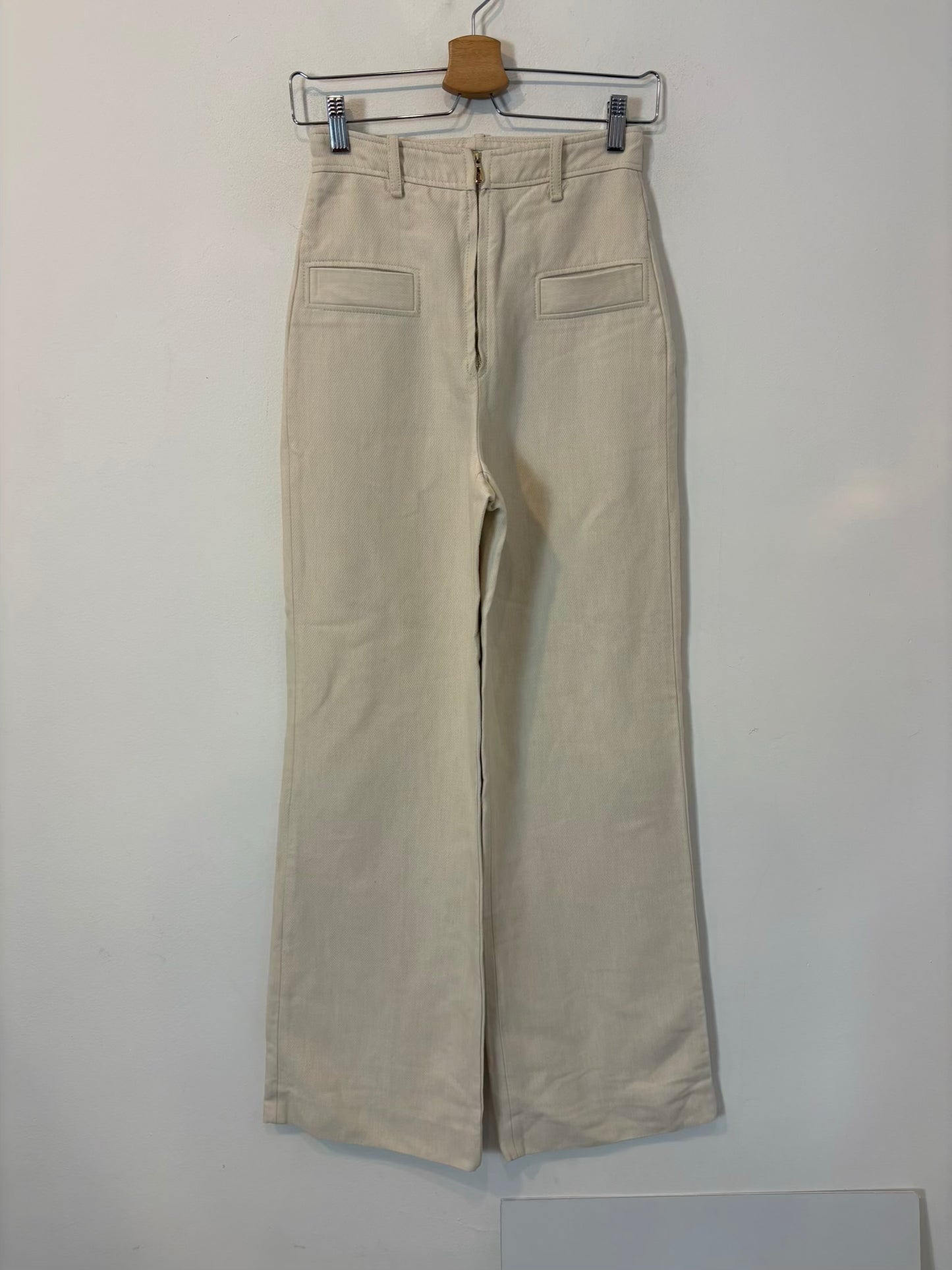 SANDRO. Pantalón color crudo pata ancha