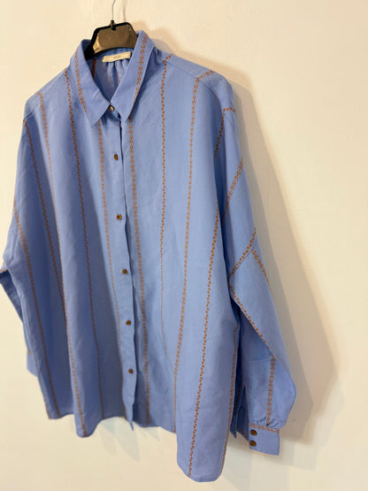 SESSÚN. Camisa azul greca