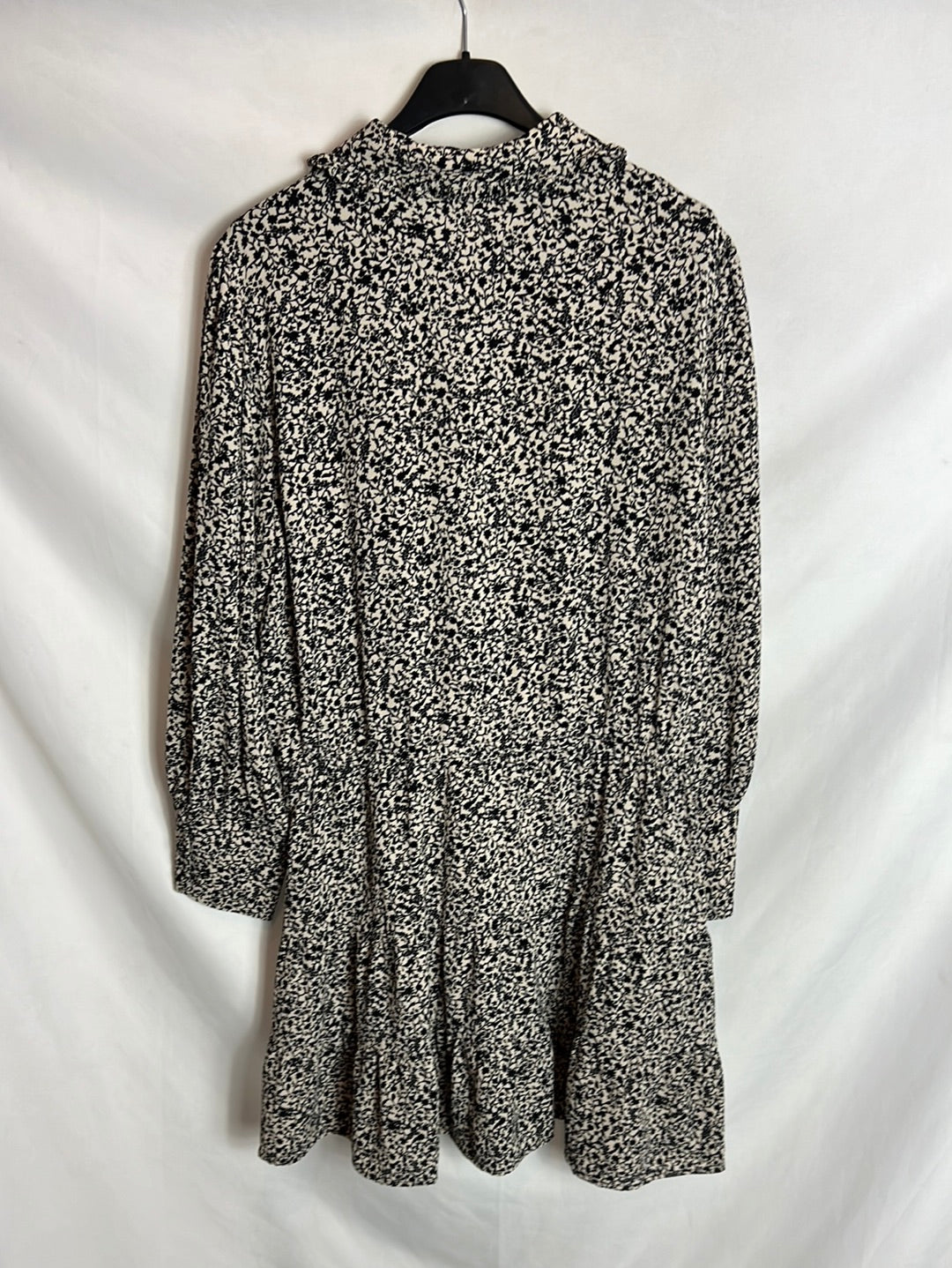 ZARA. Vestido beige flores negras. T L