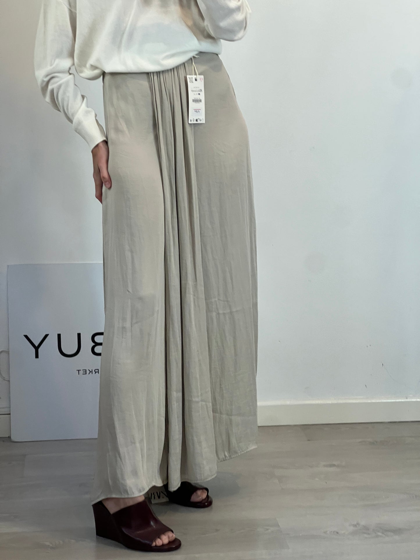 ZARA. Pantalón falda tipo fluida