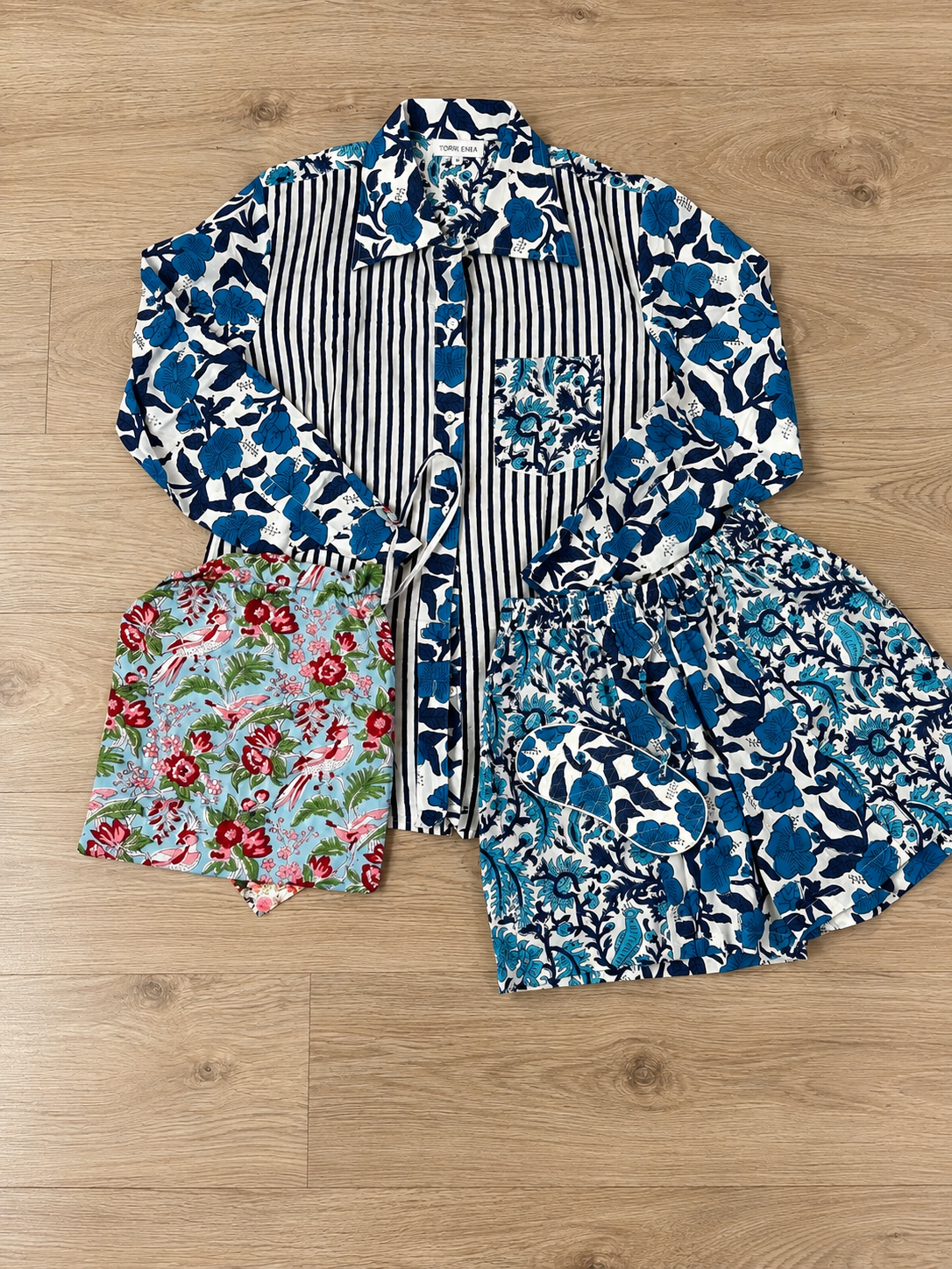 ITURRI ENEA. Conjunto pijamero rayas y flores azules