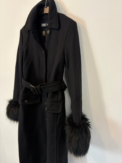 ZARA. Abrigo largo lana detalle puños