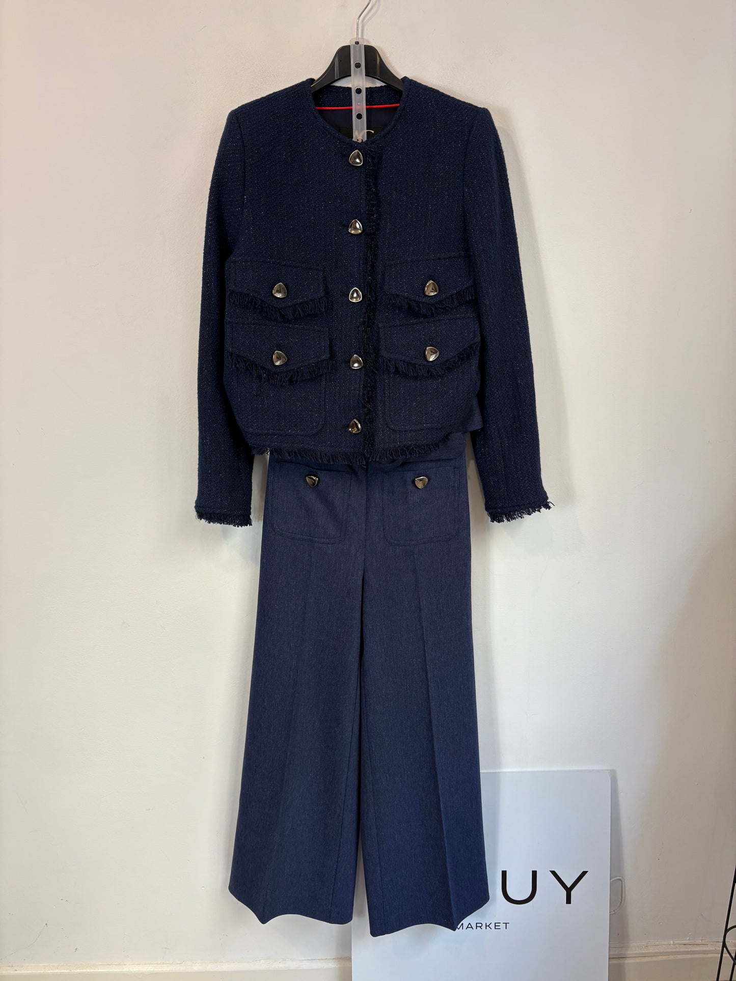 AC by ALBA CONDE. Pantalón azul espiga botones