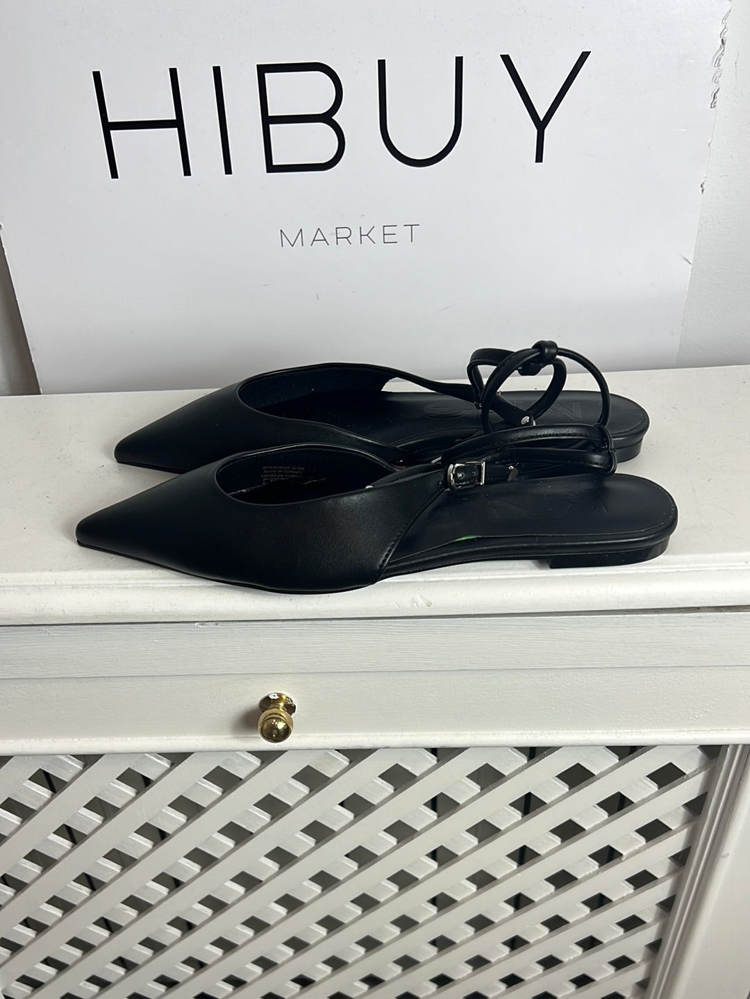 MANGO. Sandalia plana negra pico y Tura al tobillo. T 37