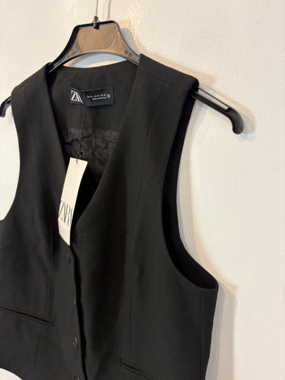 ZARA. Chaleco negro abotonado
