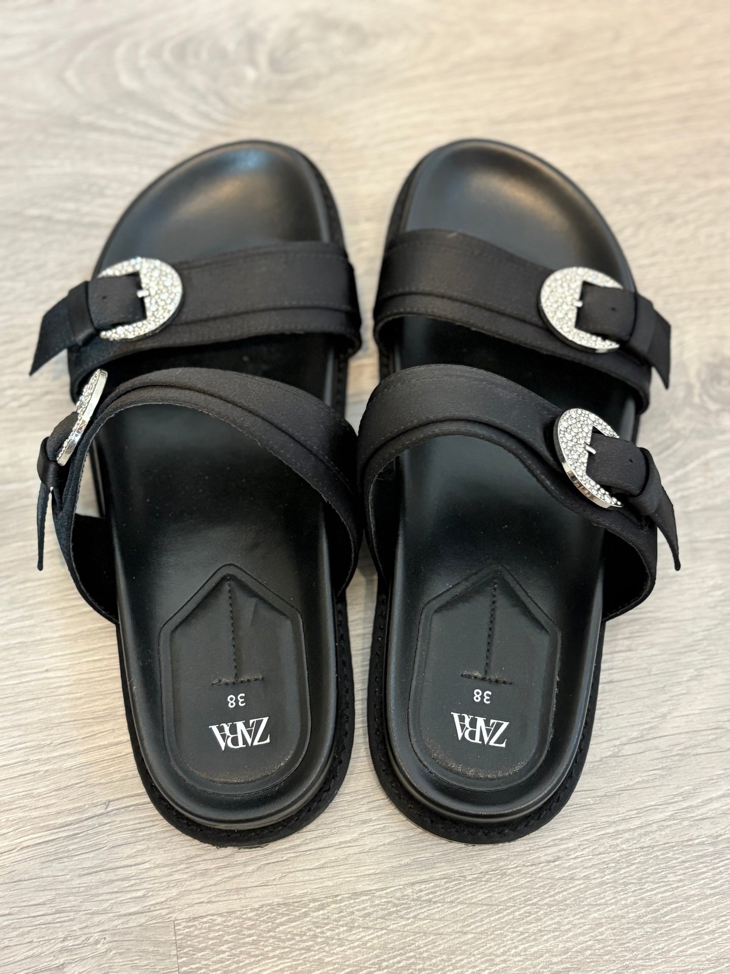 ZARA. Sandalia negra hebillas T.38