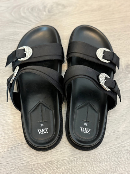 ZARA. Sandalia negra hebillas T.38