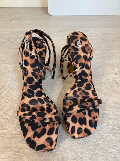 ZARA. Sandalia animal print. T 38