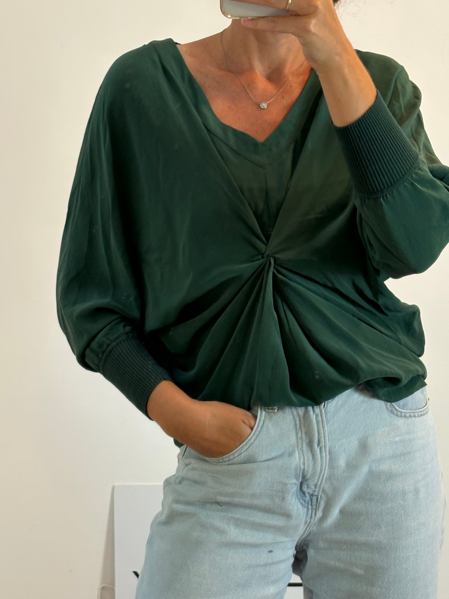 ADOLFO DOMINGUEZ. Blusa verde seda. T 40