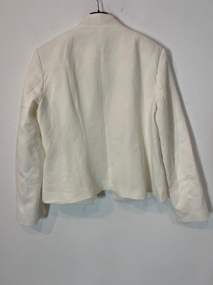 ZARA. Chaqueta bolsillos color cruido y botones dorados T.l