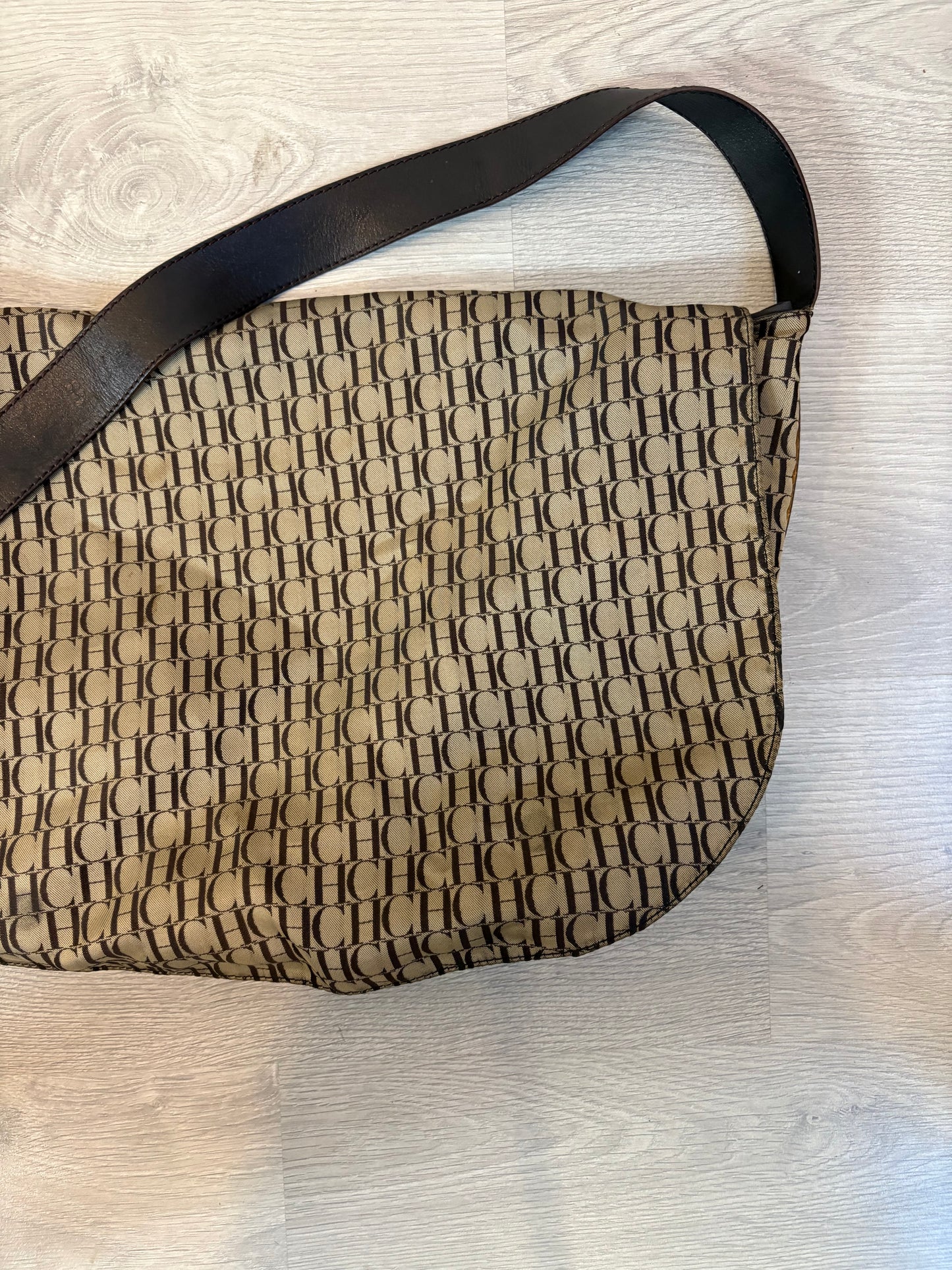 CAROLINA HERRERA. Bolso tela bandolera