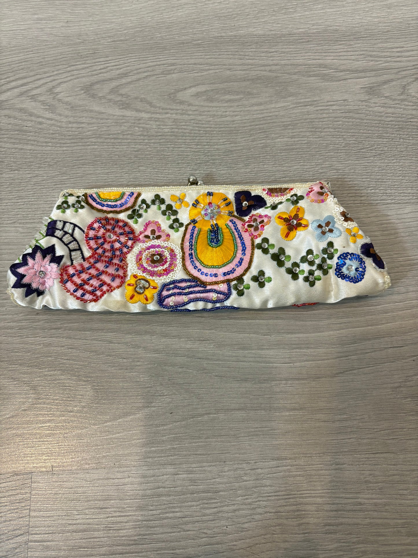 OTRAS. Bolso de mano abalorios colores