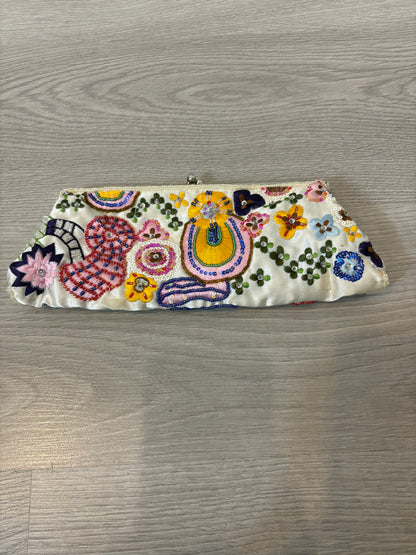 OTRAS. Bolso de mano abalorios colores