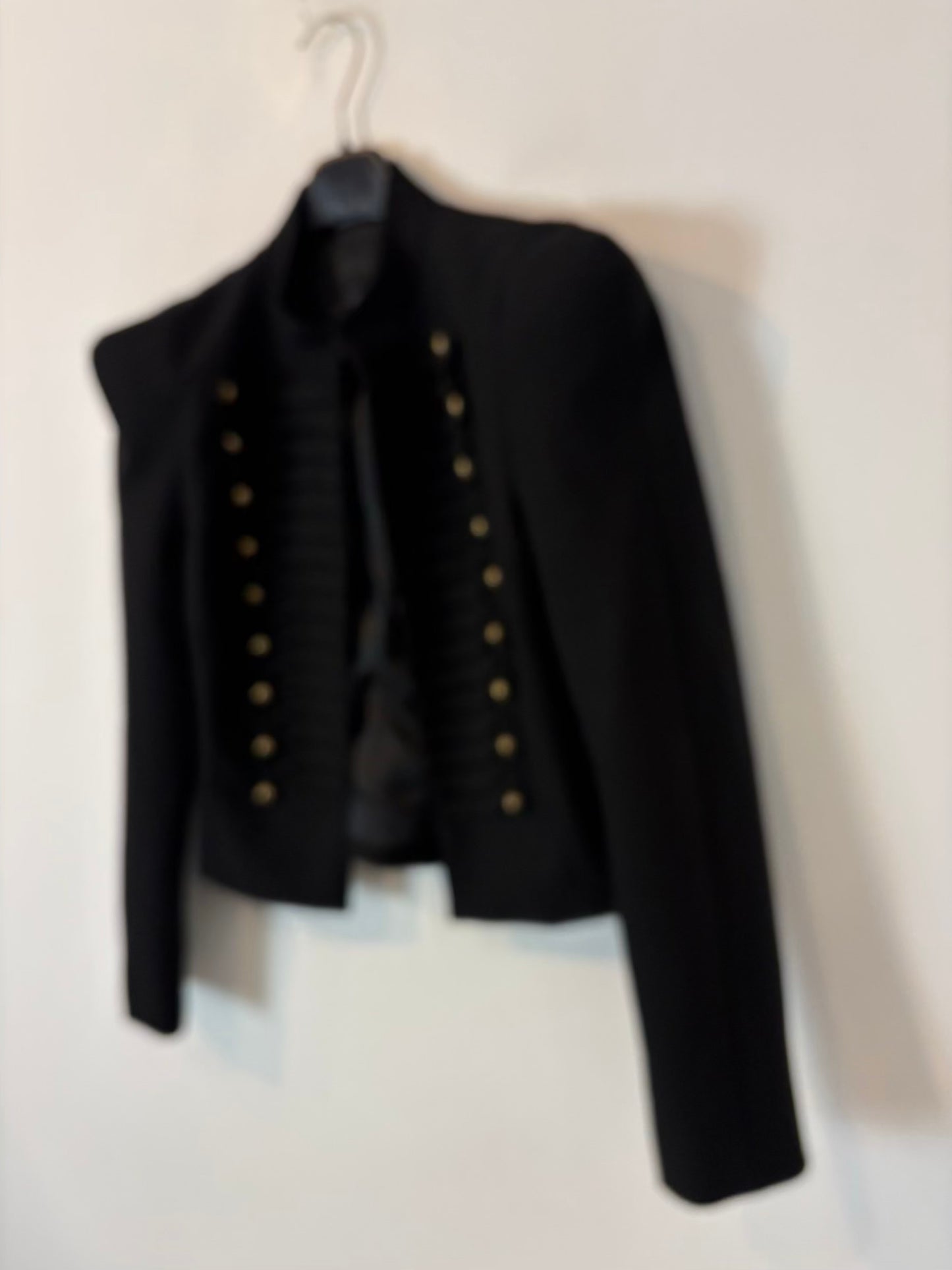 ZARA. Chaqueta negra detalle botones y hombreras