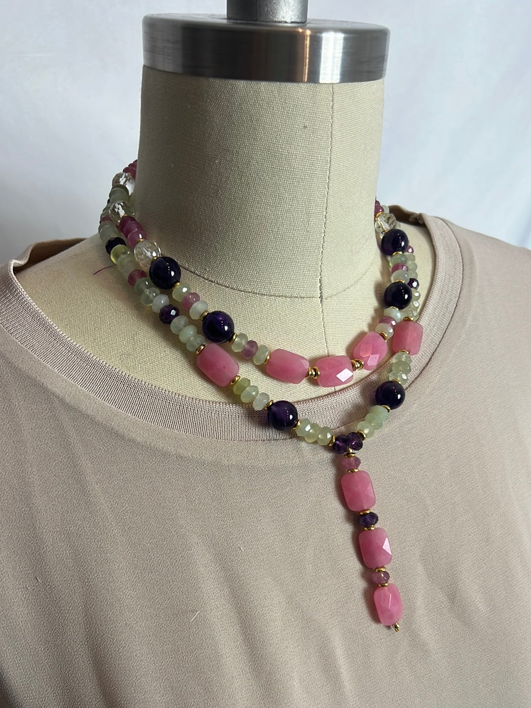 OTRAS. Collar piedras tonos rosas