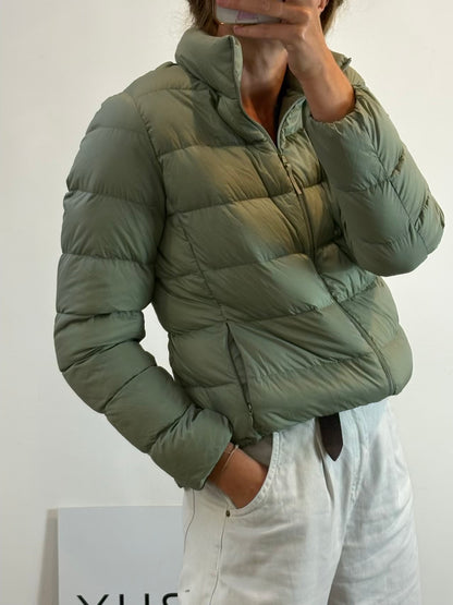 UNIQLO. Chaqueta verde claro ultraligera