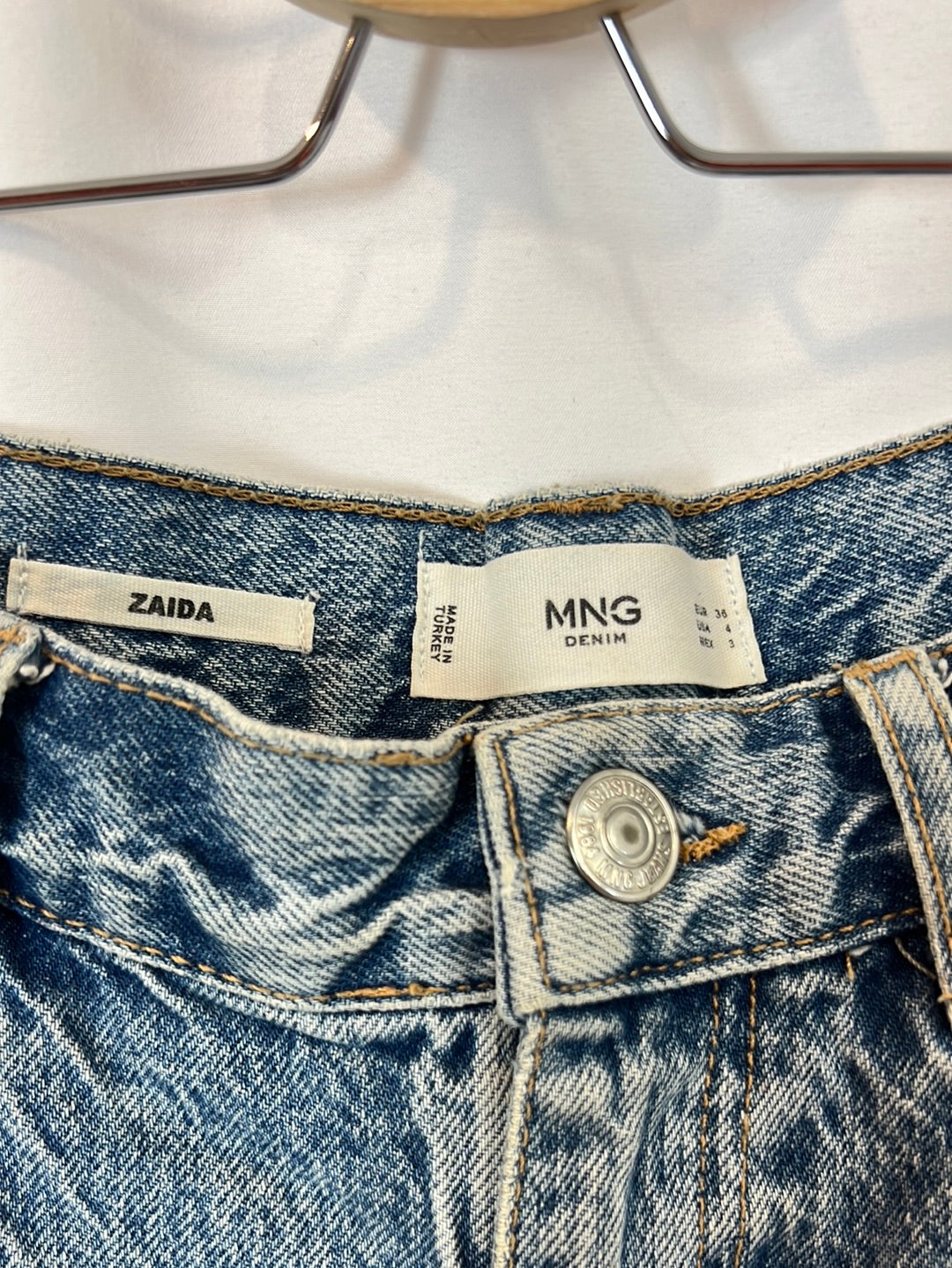 MANGO. Pantalón corto denim. T 36