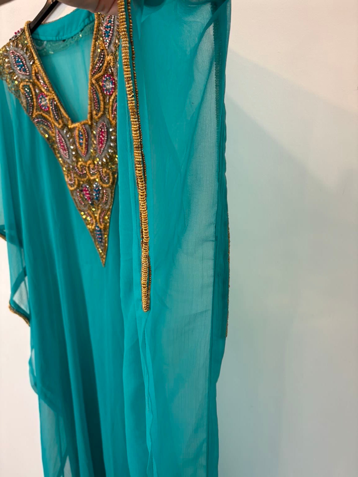 Kaftán azul turquesa escote pedreria