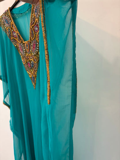 Kaftán azul turquesa escote pedreria