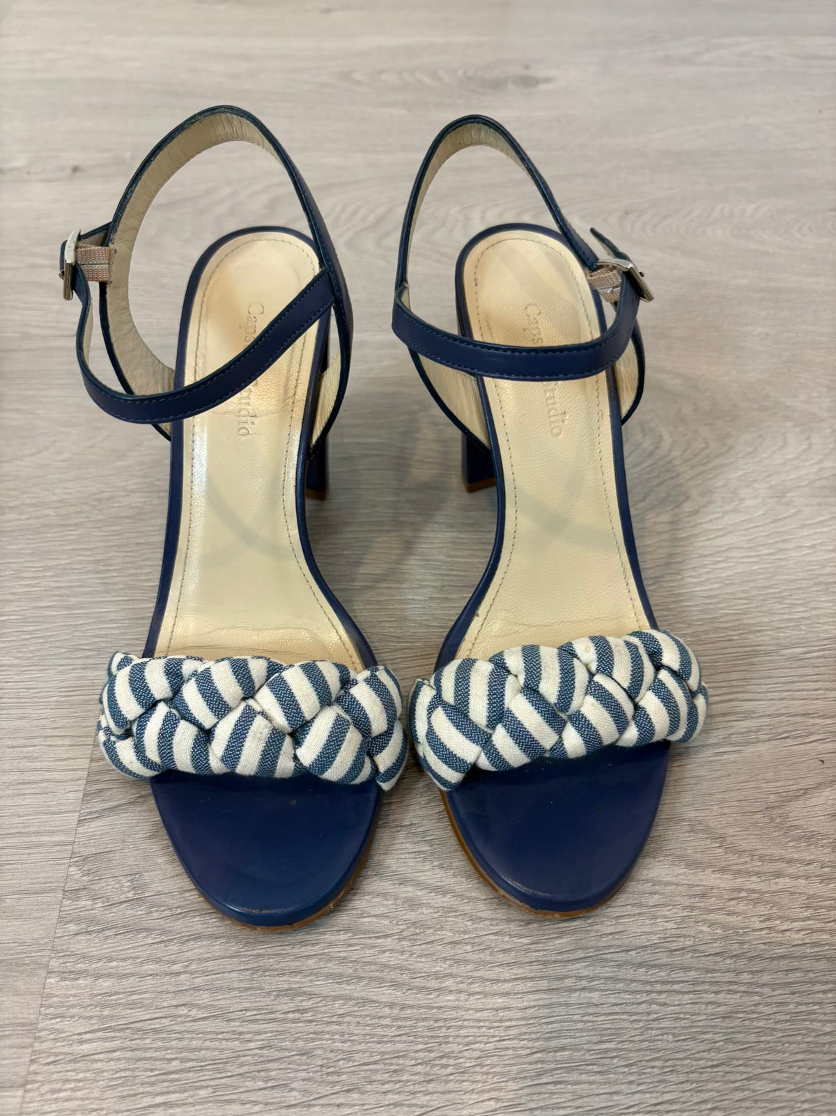 CAPSULE ESTUDIO. Sandalia azul trenzada T.39