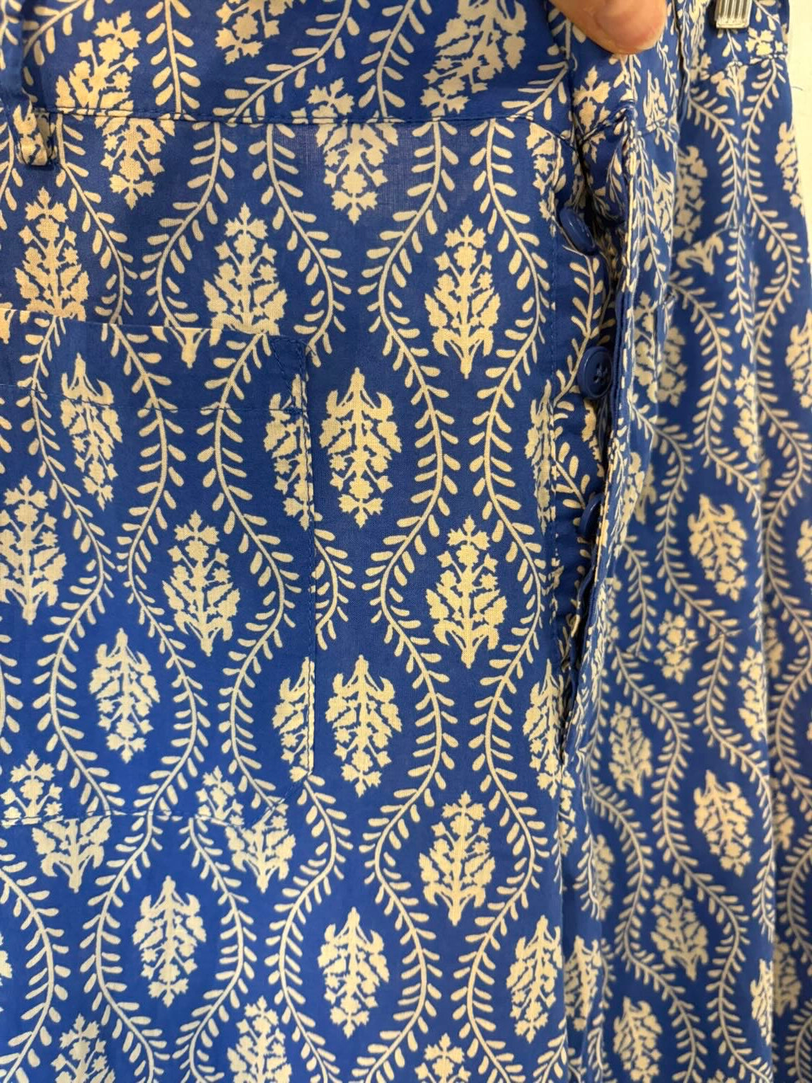 ZARA. Pantalón azul fluido abotonado