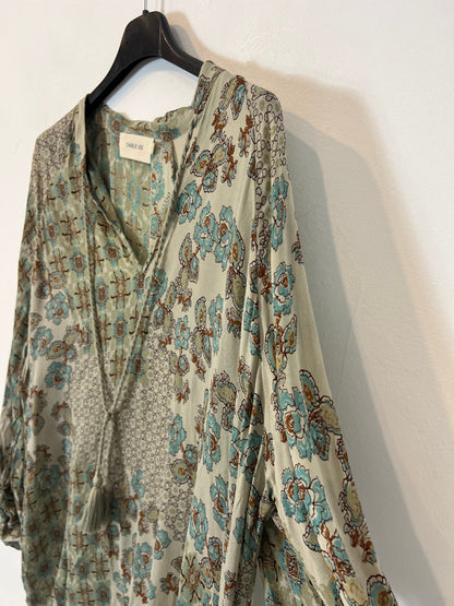 CHARLIE JOE. Blusa estampada tonos verdes. T S
