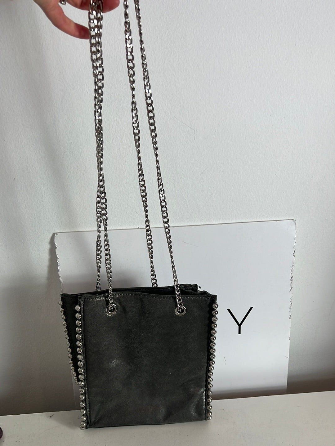 ZARA. Bolso gris tachuelas