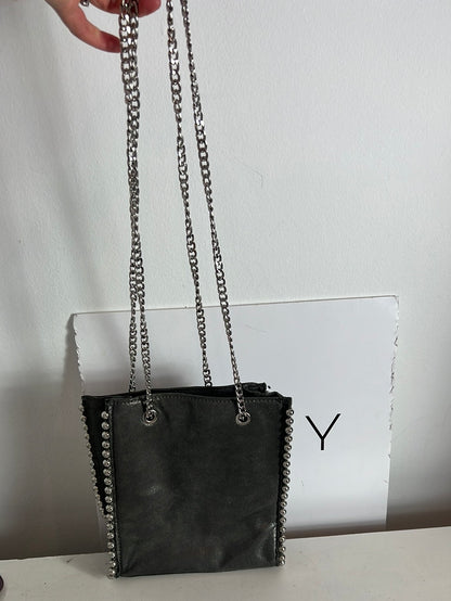 ZARA. Bolso gris tachuelas
