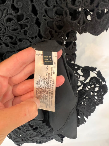 MASSIMO DUTTI. Vestido negro corto troquelado. T XS