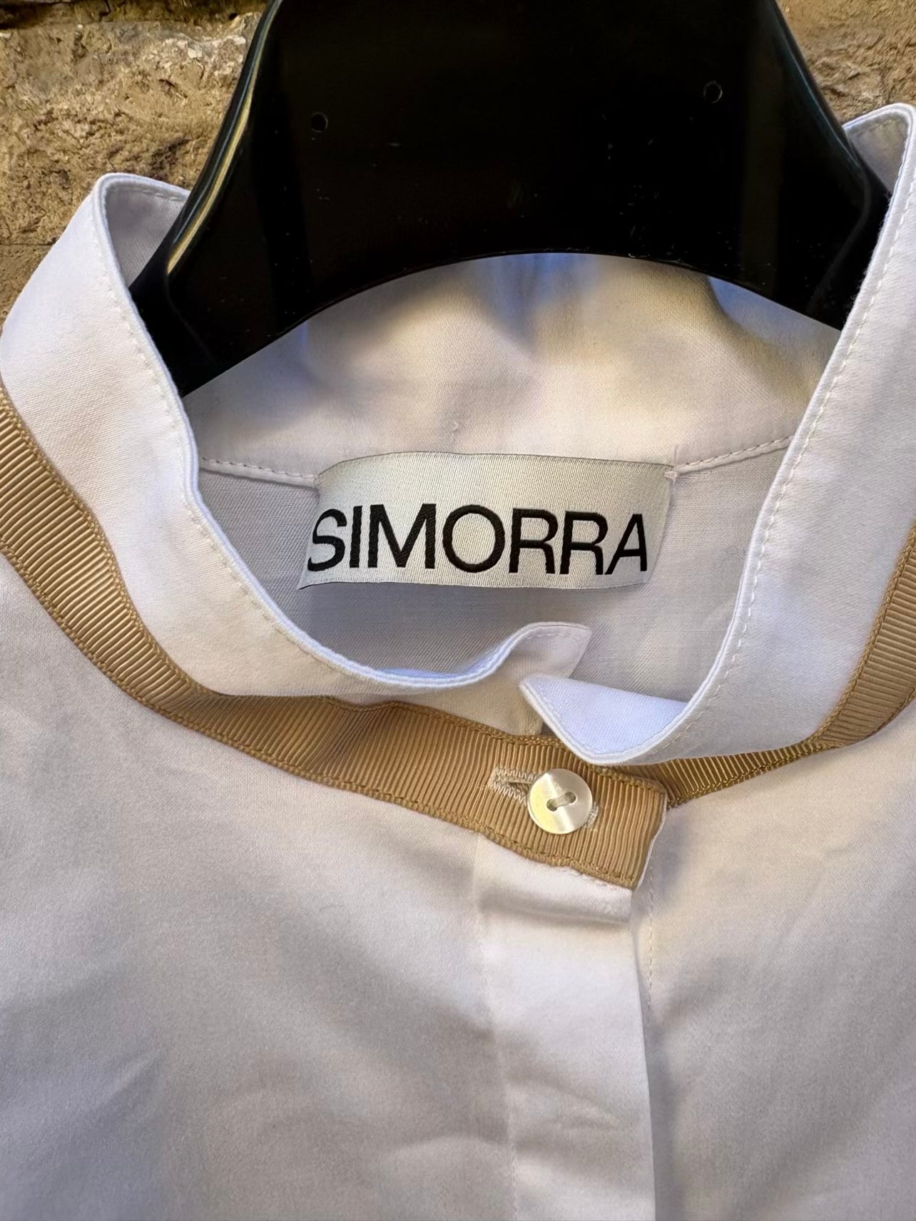 SIMORRA. Camisa blanca  detalle cuello y puños